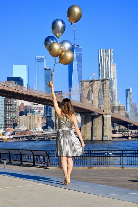 Brooklyn Bridge Park photo shoot with balloons. Photo Ideas With Balloons, Photo Shoot With Balloons, Photo With Balloons, Balloon Photoshoot Ideas, Pictures With Balloons, Photos With Balloons, Photoshoot With Balloons, Brooklyn Bridge Pictures, Birthday Photo Shoots