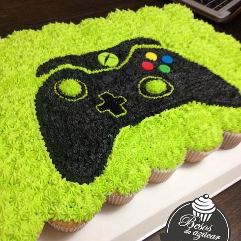 Control xbox betún punteado besosdeazucar.com Visita: http://ift.tt/2lXByyL Xbox Cupcake Cake, Xbox Pull Apart Cupcakes, Xbox Cupcakes Ideas, Video Game Birthday Party Cake, Xbox Cupcakes, Game Controller Cake, Gamers Party Ideas, Xbox Birthday Party, Gaming Cake