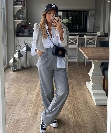 Grey Work Trousers Outfit, Light Grey Dress Pants Outfit Women, Styling Trousers Women Casual, Sneakers At Work Outfits, Grey Trousers Outfit Women Street Style, Grey Tailored Pants Outfit, Classy Trousers Outfit, Casual Slacks Outfit, Wide Leg Trousers Outfit Classy