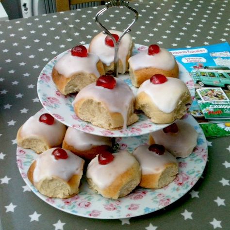 For our Sylvanian Families party earlier in the week I wanted to have some traditional looking buns. As iced buns are usually quite light ... Currant Buns Recipe, Princess Brunch, Belgian Bun, Paddington Party, Buns Recipe Easy, Iced Buns, Traditional Baking, Crazy Kitchen, Disney Recipes