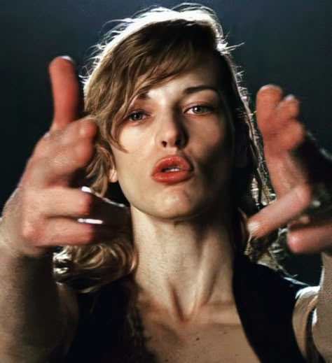 Resident Evil Milla Jovovich, Smash Book Diy, Milla Jovovich Resident Evil, Resident Evil Apocalypse, Resident Evil 2002, Scary Women, Evil Icon, Alice Resident Evil, Resident Evil Women