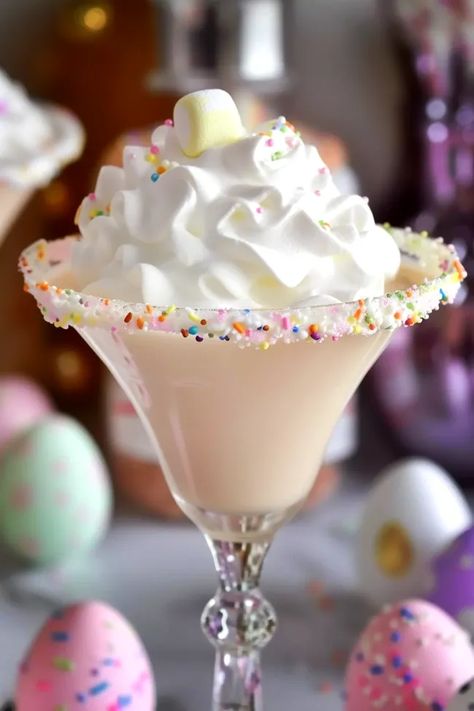 Easter Bunny Bliss Martini - SnackSeek Easter Martini Recipes, Easter Martini, Dessert Martini, Easter Drinks, Easter Drink, Easter Cocktails, Easter Festivities, Whiskey Recipes, Easter Sugar Cookies