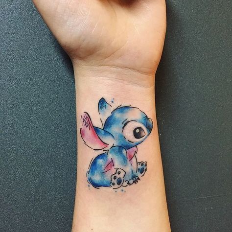 Disney Stitch Tattoo, Lilo And Stitch Tattoo, Wrist Tattoos Girls, Tattoo Disney, Stitch Tattoo, Petit Tattoo, Studio Tattoo, Tattoo Trend, Inspiration Tattoos