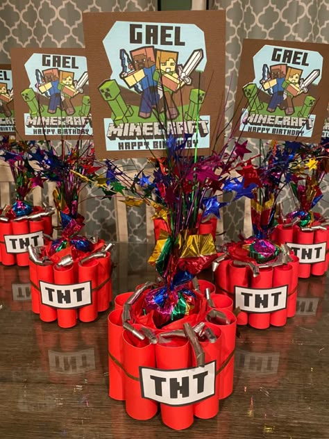 Minecraft Birthday Party Table, Tnt Centerpiece, Diy Minecraft Centerpieces, Minecraft Birthday Diy Ideas, Minecraft Birthday Party Centerpieces, Minecraft Birthday Centerpieces, Mindcraft Party Centerpieces, Minecraft Party Centerpiece, Minecraft Party Table Set Up