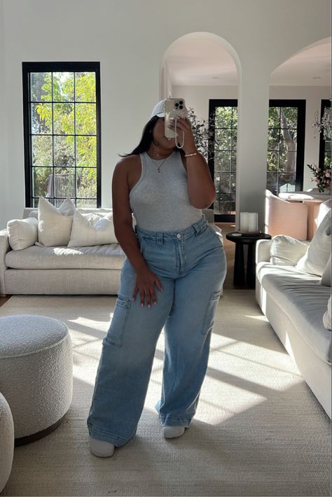 Plus Size Baggy Jeans Outfit Aesthetic, Jean Chic Outfits, Plus Size Cargo Jeans Outfit, Plus Jeans Outfit, Plus Size Day Drinking Outfit, Curve Fashion Outfits, Mum Jeans Outfit Street Style, Spring 2024 Fashion Trends Plus Size, Plus Girl Outfits