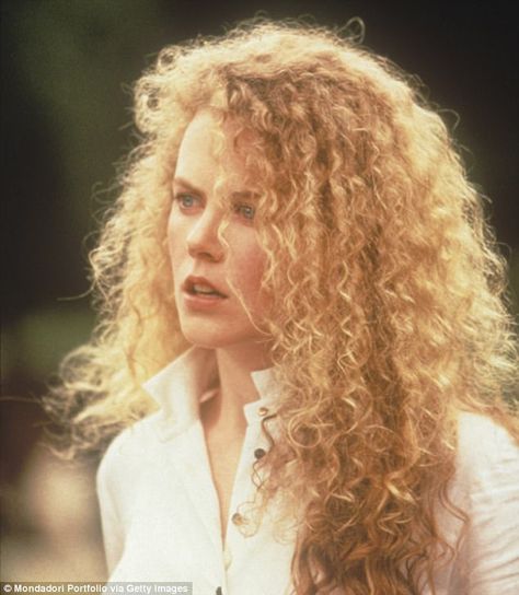 Nicole Kidman Hair, S Curls, Canvas Sorority, Isabel Lucas, Recruitment Sorority, Cooler Painting, Sorority Paddles, Sorority Canvas, Sorority Crafts