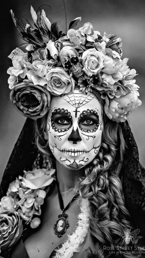 Beautiful dia de los muertos woman. Wedding Mexican, Den Mrtvých, Dead Makeup, Mexican Skull, Day Of Dead, Day Of The Dead Art, Sugar Skull Makeup, Flowers In Her Hair, Mexican Skulls