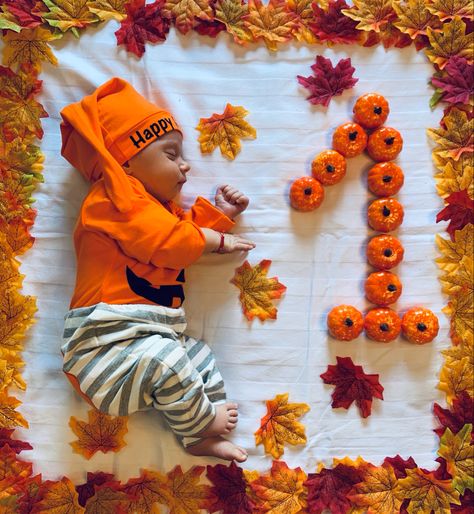 One Month Halloween Baby Pictures, October 1 Month Baby Pictures, October Milestone Picture Ideas, 1st Month Baby Pictures Ideas, One Month Pictures, Baby Birthday Month, Thanksgiving Baby Pictures, Halloween Baby Pictures, Baby Holiday Photos