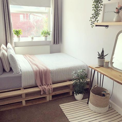 Tiny Room Double Bed, Small Guest Room Ideas, Small Guest Room, Beds For Small Rooms, Spare Bed, Pallet Bed, Small Room Design, Spare Bedroom, Guest Bed