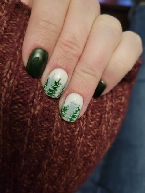 Snowy evergreens. Beautiful nail design Evergreen Christmas Nails, Green Tree Nails, Nails For Alaska, Alaskan Nails, Alaska Nails Designs, Alaska Nails, Mountain Nails, Snowy Evergreen Trees, Christmas Tree Nail Art