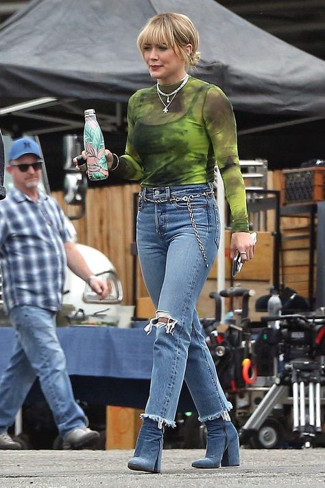 Green Top Outfit, Mesh Top Outfit, Stylish Mom Outfits, Ripped Straight Leg Jeans, Hilary Duff Style, Polished Casual, Cute Casual Dresses, Hillary Duff, Crazy Outfits