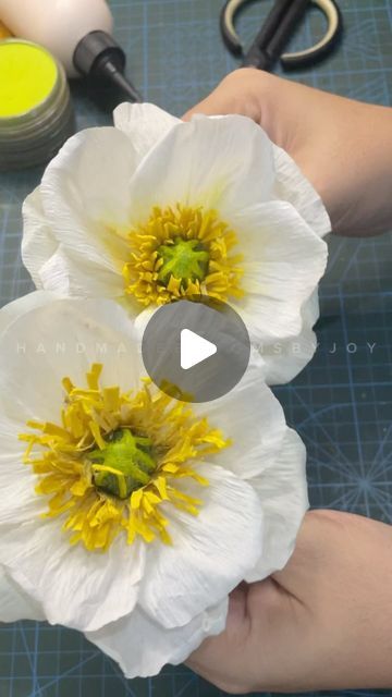 Tissue Paper Tulips Diy, Crepe Paper Poppies Diy, Crepe Flowers Tutorial, Poppy Paper Flowers, Crepe Paper Bouquet Diy, Giant Tissue Paper Flowers Diy Tutorials, Easy Crepe Flowers, Diy Crepe Paper Flowers Tutorials, How To Make Crepe Paper Flowers