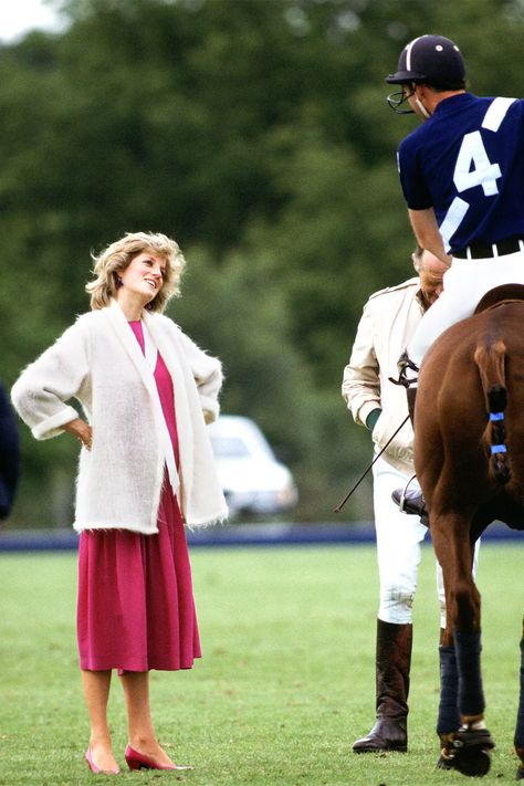 Princess Diana Pregnant, Camila Parker, Rachel Welch, British Aesthetic, Pregnant Princess, Prinz Charles, Princess Diana Fashion, Princess Diana Family, Princess Diana Photos