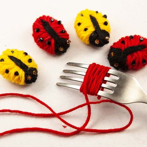 Amazing Ladybug Making Idea Using a Fork - Easy Wool Crafts - DIY Ladybug #woolencrafts #yarncrafts #easycrafts #diyladybug #ladybugkeychain #smallladybug Diy Ladybug, Wool Crafts Diy, Classy Halloween Decor, Ladybug Crafts, Bug Crafts, Easter Bonnet, Pom Pom Crafts, It Takes Two, Wool Crafts