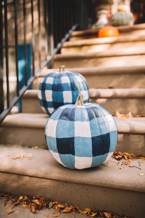 DIY Gingham Pumpkins Tutorial - Kelly in the City Unique Pumpkin Decorating, Traditional Fall Decor, Fall Pumpkin Decor, Halloween Pumpkins Painted, Diy Halloween Projects, Fall Decorations Porch, Diy Pumpkin, Pumpkin Crafts, Fall Porch