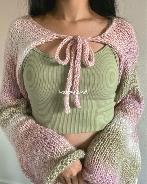 knitted palmier sleeves pattern by @by.redbean on IG knit arm sleeves shrug Mode Crochet, Knit Shrug, Crochet Design Pattern, Crochet Clothing And Accessories, Crochet Shrug, Arm Sleeves, Crochet Fashion Patterns, Knit Outfit, Inspiration Mode