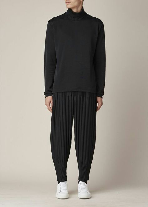 Issey Miyake Pleats Pants Outfit Men, Issey Miyake Pleated Pants Men, Issey Miyake Menswear, Pleated Pants Outfit, Issey Miyake Pants, Black Knit Turtleneck, Black Pleated Pants, Homme Plisse Issey Miyake, Issey Miyake Pleats