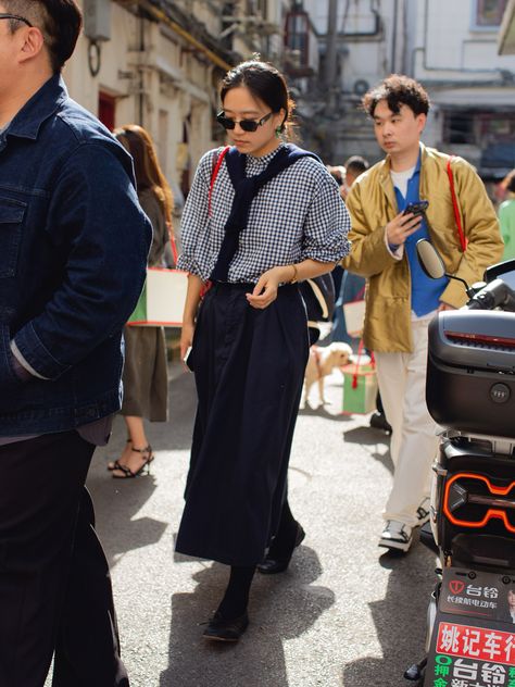 The Future Is Now: The Fall 2024 Runways Come to Life in Shanghai’s Street Style https://www.vogue.com/slideshow/the-best-street-style-photos-from-the-fall-2024-shows-in-shanghai#37 Shanghai Street Style, Gala Fashion, Pink Manicure, Street Style Photos, Fashion Cap, The Future Is Now, The Best Street Style, Street Fashion Photography, Celebrity Beauty