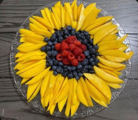 Sunflower Fruit Tray, Design Food Ideas, Fruit Platter Ideas Party, Bunco Ideas, Pretty Presentation, Charcuterie Table, Fruit Table, Appetizer Party, Fruit Platters