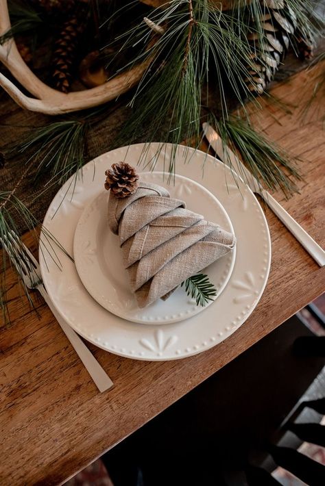 Natural Linen Napkins for Holiday Dining Table Serving. Cloth | Etsy Farmhouse Napkins, Holiday Dining Table, Dining Table Cloth, Tafel Decor, Christmas Dining Table, Christmas Dinner Table, Holiday Day, Holiday Dining, Napkin Folding