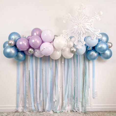 Elsa Frozen Party Decorations, Frozen Party Backdrop Ideas, Pastel Frozen Birthday Party, Elsa Balloon Decoration, Frozen Balloon Centerpieces, Frozen Birthday Party Balloons, Frozen Party Ideas Decoration Diy, Frozen Birthday Balloon Arch, Elsa Balloon Garland