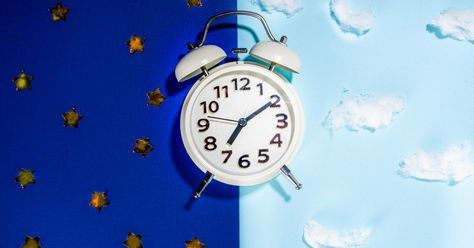 Your circadian clock and intermittent fasting: an unbeatable team for weight loss success. Check out our blog post now and learn how to harmonize the two. Circadian Clock, Nature Clock, Natural Cycles, Candida Overgrowth, 8 Hours Of Sleep, Eating At Night, Cortisol Levels, Sleep Pattern, Circadian Rhythm