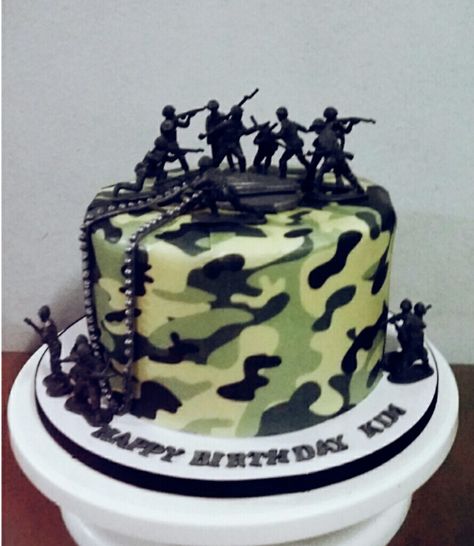 Toy soldier cake Military Cakes For Boys, Soldier Cake, Army Birthday Cakes, Army Themed Birthday, Soldier Party, Camo Birthday Party, Army Cake, Army Birthday Parties, Military Cake