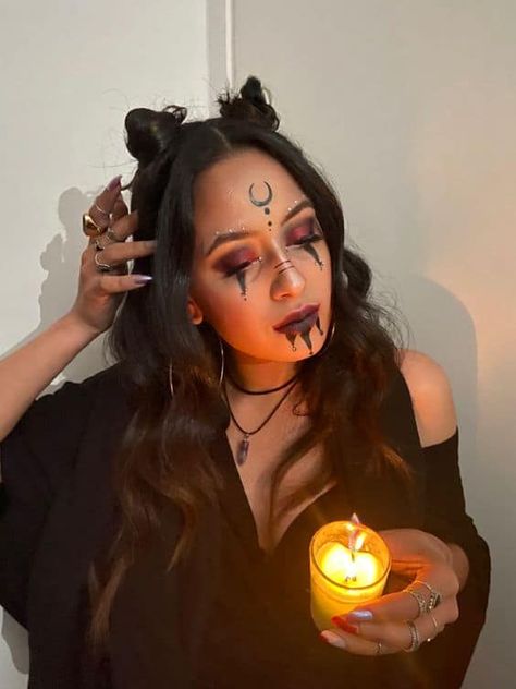 31 Simple Witch Halloween Costumes for Women » Lady Decluttered Spiritual Witch Costume, Witch Costume Hair Ideas, Witch Hair And Makeup, Witch Makeup Ideas Pretty Simple, Make Up Bruja, Makeup Bruja Halloween, Witch Makeup Aesthetic, Witch Costumes Makeup, Witch Aesthetic Makeup