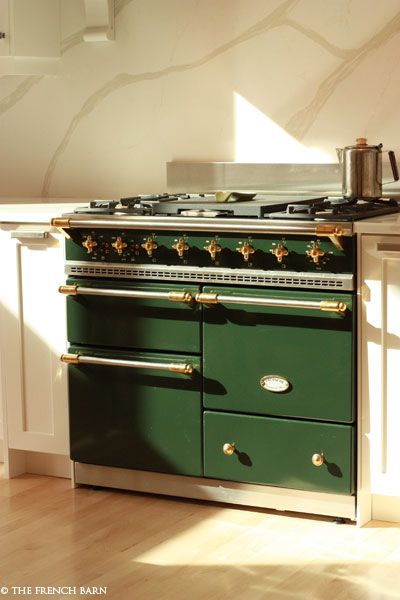 Dark Green stove in kitchen filled with light Green Kitchen Appliances, Vintage Oven, Vintage Stoves, Future Kitchen, Kitchen Stove, Interior Modern, Green Kitchen, Future Home Ideas, Kitchen Inspo