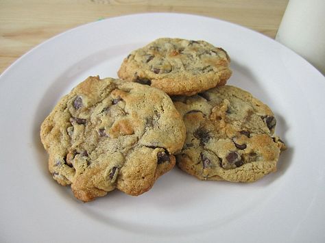 Low-Fat Chocolate Chip Cookies - Eat. Drink. Love. Low Fat Chocolate Chip Cookies, Low Sugar Cookies, Low Fat Cookies, Low Calorie Chocolate, Low Carb Chips, Low Fat Desserts, Herbalife Shake Recipes, Easy Chocolate Desserts, White Chocolate Cookies