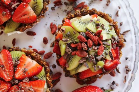 Healthy Strawberry Kiwi Fruit Tarts Raw Sweets, Migraine Diet, Vegan Tarts, Healthy Fruit Desserts, Fruit Tarts, Raw Vegan Desserts, Dried Dates, Pasta Primavera, Veggie Food