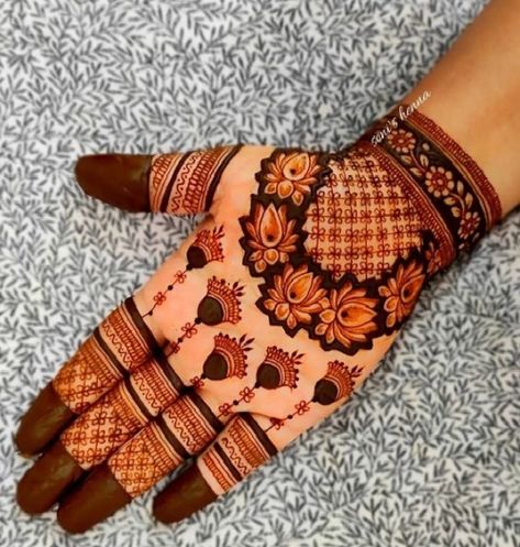 Latest 50 Karwa Chauth Mehndi Designs For Hands - Tips and Beauty Mehendi Designs For Hands Designer, Simpal Mehndi Designs, Designer Mehndi Designs Unique, Simpal Mehandi Designs, Raksha Bandhan Mehndi Designs, Teej Mehendi Design, Traditional Mehendi, Karwa Chauth Mehndi, Eid Mehndi