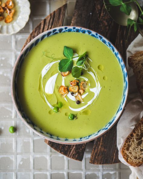 PEAs Soup - Creamy and Filling - MADaboutkitchen Roasted Peas, Green Pea Soup, Turmeric Soup, Lemon Cupcake Recipe, Cream Soup Recipes, Creamy Peas, Cream Cheese Sugar Cookies, Creamed Peas, Resep Smoothie