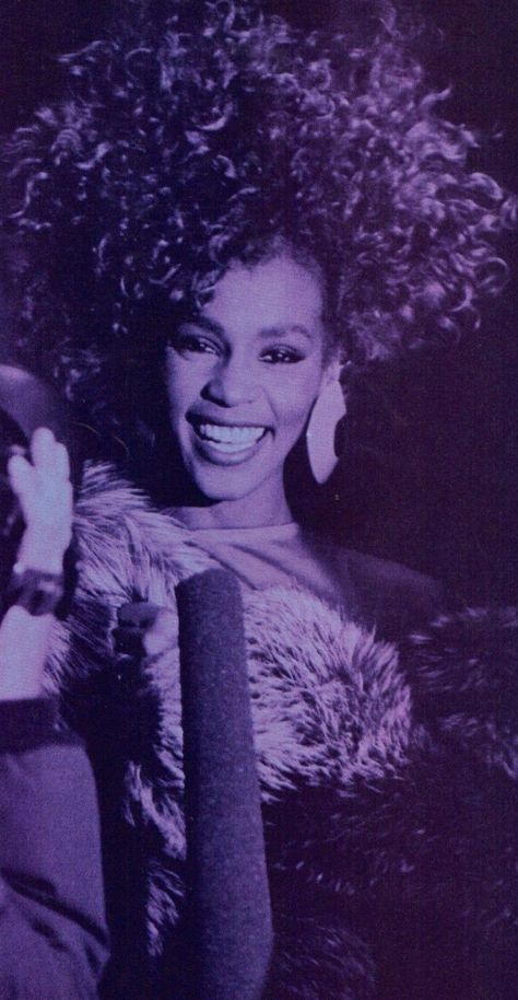 #WhitneyHouston #Whitney #ILoveYouWhitney #TheVoiceOfWhitney #80s Whitney Houston Young, The Tarnished, Whitney Houston Pictures, Mom Characters, Disco Diva, Grace Jones, Donna Summer, Kevin Costner, Whitney Houston