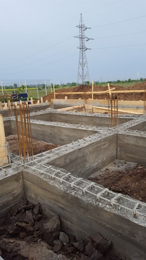 Construction Garage, Foundation Engineering, Home Maintenance Tips, Concrete Foundation, Garage Construction, Church Building Design, Compound Wall Design, Architecture Foundation, Construction Repair