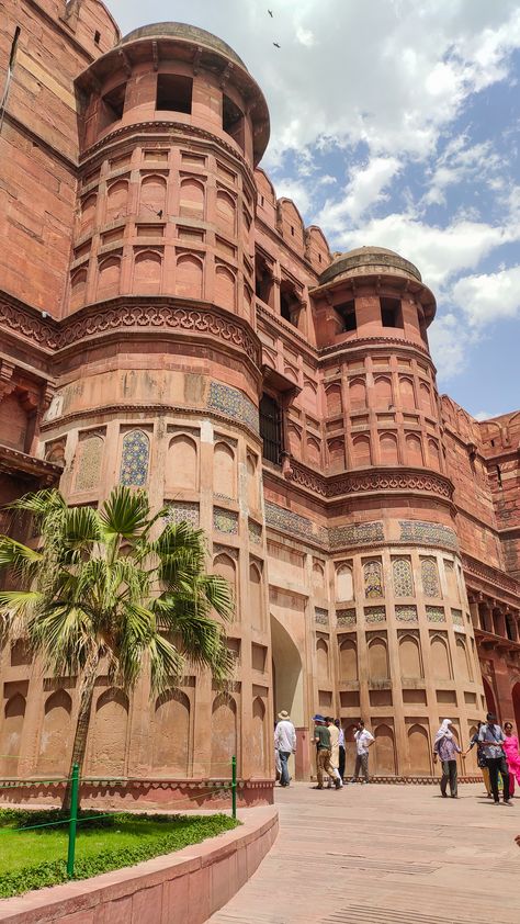 Travel Photos of Red Fort in Agra Agra Red Fort, Agra India Aesthetic, Fort Poses, Agra Aesthetic, Taj Mahal Aesthetic, Red Fort Agra, Travelling Asia, Eastern Aesthetic, India Architecture