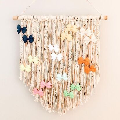 Tiny Macrame Wall Hanging, Yarn Storage Ideas Small Spaces, Bow Holder Diy, Storage Ideas Small Spaces, Macrame Bow Holder, Yarn Storage Ideas, Diy Hair Bow Holder, Organize Clutter, Diy Bow Holder