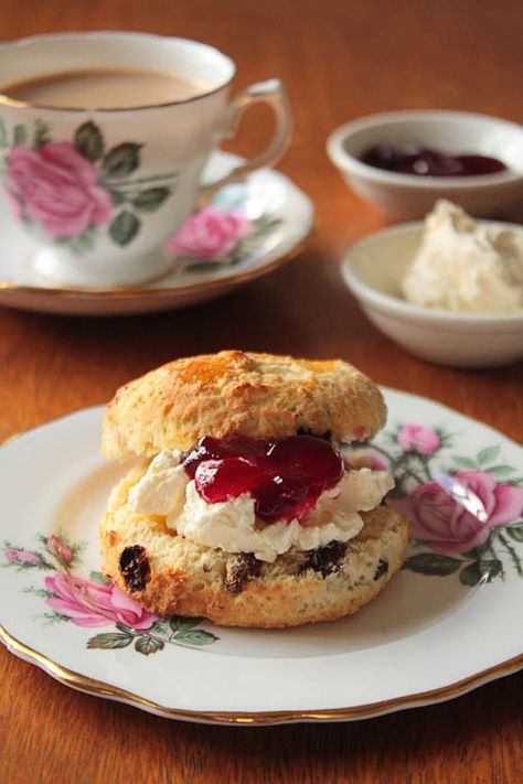 Enjoying the fruits of our labour - homemade scones and strawberry jam. @White Stuff UK #makesmehappy Irish Scones Recipe, Perfect Scones Recipe, Irish Scones, British Scones, Afternoon Tea Parties, Cream Tea, Clotted Cream, Tea Sandwiches, British Food