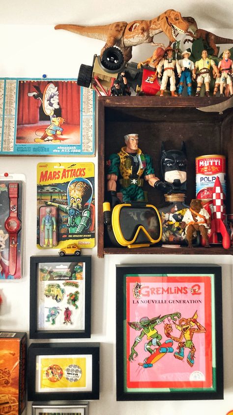 Vintage collection wall decoration in my toy room Vintage Toy Display Ideas, Vintage Toys Display, Antique Toy Display Ideas, Vintage Toy Store Aesthetic, Geek Room Ideas, Doll Collection Display, Sylvia Likens, 90s Decorations, Vintage Toy Display