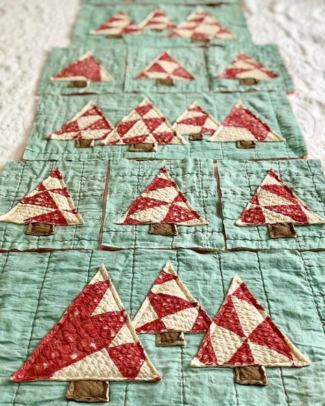 Tree Quilting Patterns, How To Display Old Quilts, Recycled Quilts Ideas, Vintage Christmas Fabric, Christmas Quilting Ideas, Quilt Decor, Quilting Christmas Projects, Quilt Christmas Tree, Quilt Pillows