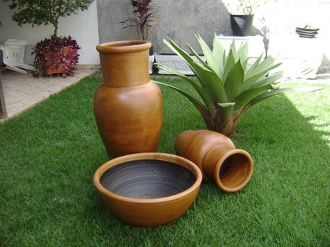 como-fazer-um-jardim-com-vasos Small Garden Landscape, Small Front Yard Landscaping, Garden Decor Projects, Rock Garden Landscaping, Garden Terrarium, Garden Containers, Outdoor Gardens Design, Backyard Garden Design, Front Yard Garden