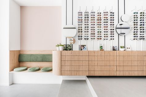 Optical shop in Belgium - Idealwork: concrete finishes for internal and external use Glasses Store Interior Design, Optometry Office Design, Eyewear Shop Design, Pink And Grey Room, Business Office Design, Eyewear Store Design, Shoe Store Design, Glass Store, Concrete Finishes