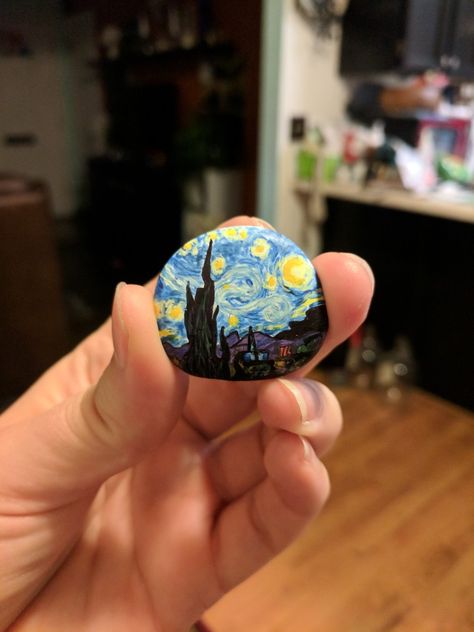 Van Gogh painted rock Van Gogh Rock Painting, Aesthetic Stone Art, Stone Painting Aesthetic, Aesthetic Rock Painting, فنسنت فان جوخ, Van Gogh Gifts, Starry Night Painting, Diy Rock Art, Desain Buklet