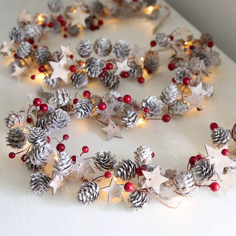 Natal Natural, Diy Christmas Garland, Natural Christmas Decor, Christmas Decorations Garland, Pine Cone Decorations, Cones Crafts, Pine Cone Crafts, Natural Christmas, Handmade Christmas Decorations