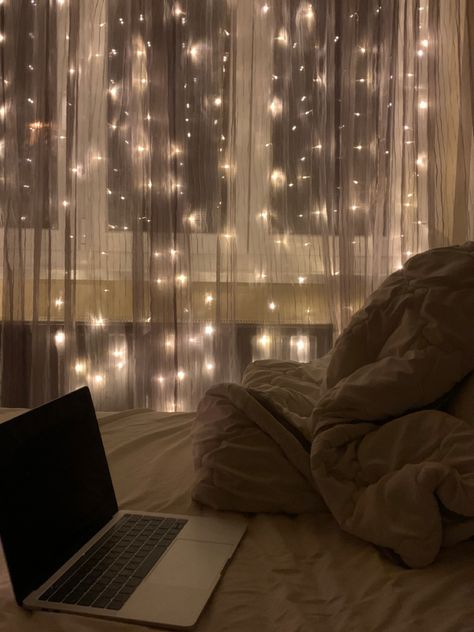 Cozy Room Winter Aesthetic, Cozy Room Christmas, Snowy Room Aesthetic, Bedroom Inspo Christmas, Christmas Aesthetic House Decor, Cozy Christmas Room Aesthetic, Cozy Winter Room Aesthetic, Christmas Bedroom Aesthetic Cozy, Cozy Winter Bed