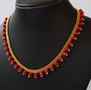 Simple Coral Necklace Indian Gold, Coral Necklace Indian Gold, Red Beaded Necklace, Coral Jewelry Set, Gold Pearl Jewelry, Red Beaded Necklaces, Pearl Jewelry Design, Gold Jewelry Simple Necklace, Women's Necklace