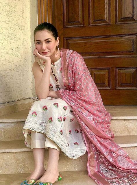 Hania Amir Pakistani Dresses, Hania Amir Photoshoot, Desi Casual, Pakistani Women Dresses, Hania Amir, Simple Kurta Designs, Casual Indian Fashion, Desi Fashion Casual, Pakistani Fashion Party Wear