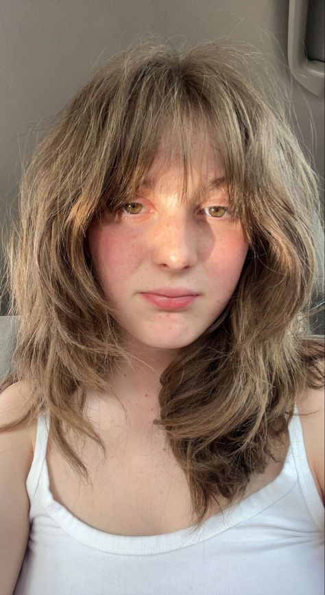 Mid Hair With Bangs And Layers, Light Brown Wolfcut, Golden Brown Hair Short, Grunge Brown Hair, Light Shag Haircut, Brown Wolfcut, Hippie Haircuts, Mid Length Hair With Layers Wavy, Princess Haircut