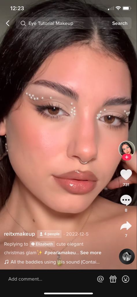 Pearls makeup look. Credit: @reitxmakeup on TikTok Pearl Festival Makeup, White Pearl Eye Makeup, Diamond And Pearl Eye Makeup, Makeup W Pearls, Makeup Ideas Pearls, Pearl Sticker Makeup, Pearls On Face Makeup, Prom Makeup With Pearls, Perl Make Up