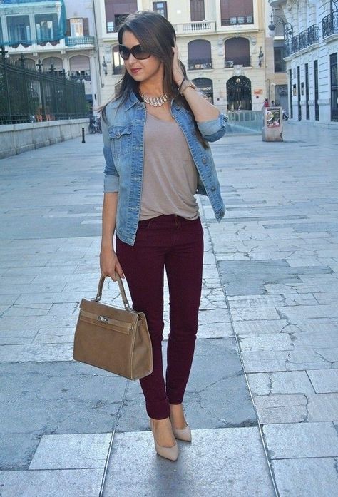 Burgundy Pants Outfit, Outfit Office, Maroon Pants, Burgundy Pants, Real Fashion, Walking Down The Street, Burgundy Jeans, Woman Walking, Casual Work Outfits